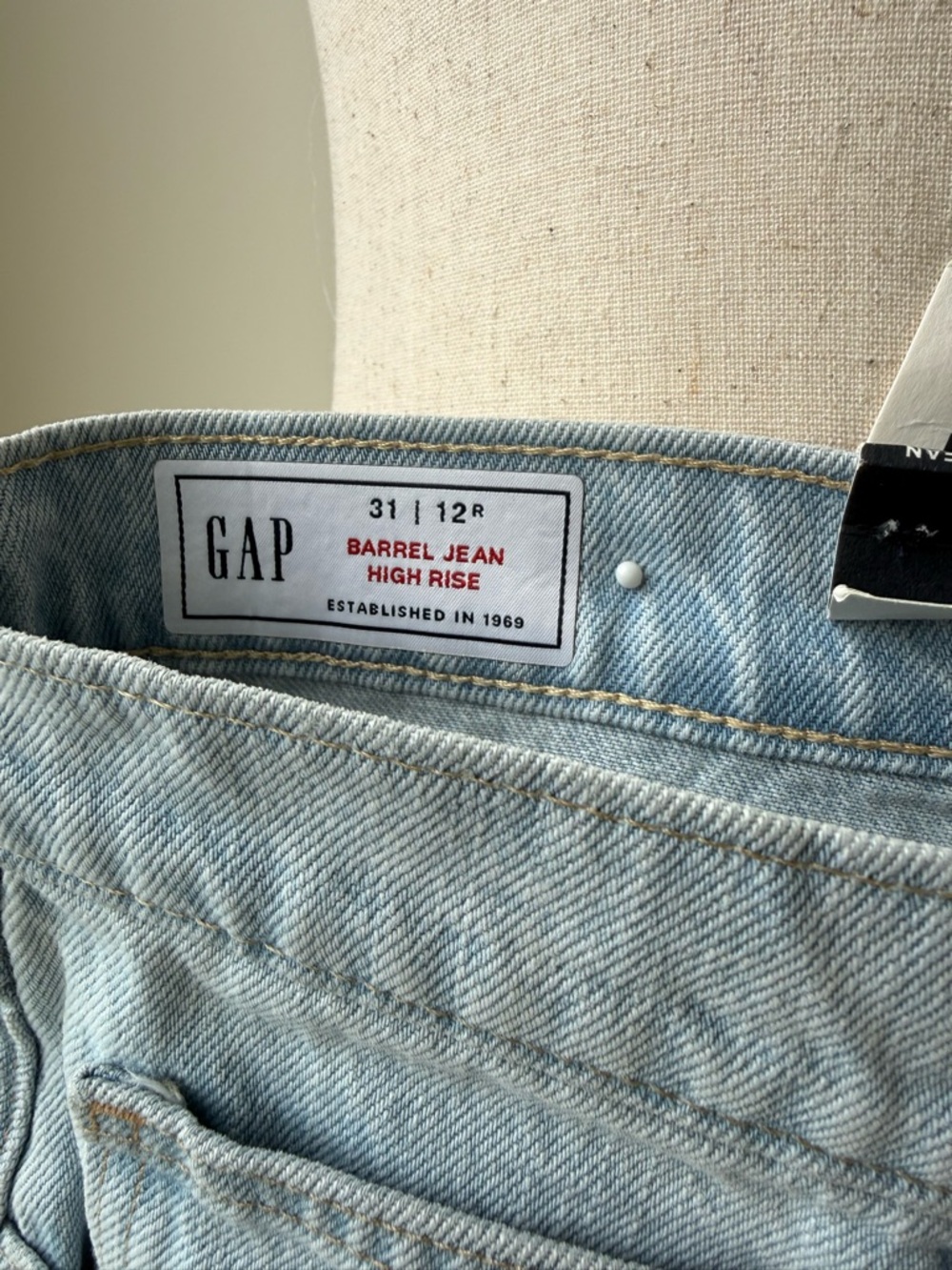 GAP High-Rise Relaxed Barrel Jeans in Light Blue - Picture 3 of 7